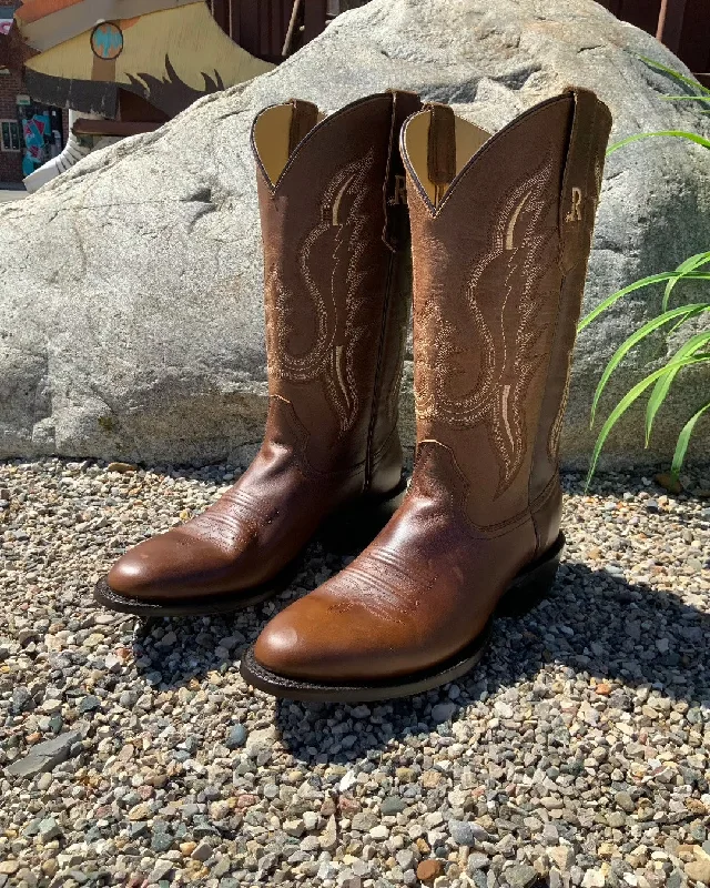 Men's cowboy boots with a silver - toned buckleR. Watson Men's Bay Apache Cowhide Round Toe Cowboy Boots RW7007 Men's cowboy boots with a silver - toned buckleR. Watson Men's Bay Apache Cowhide Round Toe Cowboy Boots RW7007