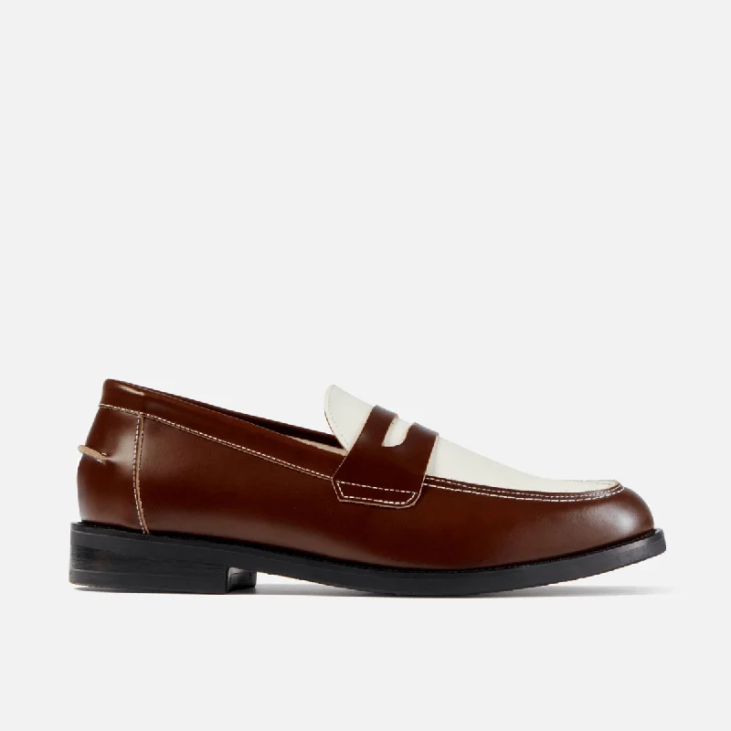 Men's loafers with a stretchy side panel for a better fitWilde Chestnut + White Penny Loafer - Men's