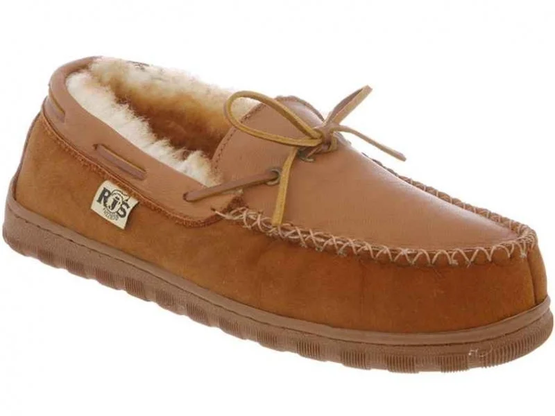 Men's sandals with a perforated leather upper for ventilationMen's sandals with a perforated leather upper for ventilationCloud Nine Sheepskin Rainier - Men's Moc
