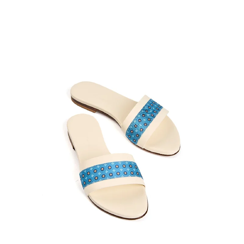 Men's sandals in a neutral color like black or brown Men's sandals in a neutral color like black or brown SIGNATURE ICONOGRAPHIC FLAT SANDAL Men's sandals in a neutral color like black or brown Men's sandals in a neutral color like black or brown SIGNATURE ICONOGRAPHIC FLAT SANDAL