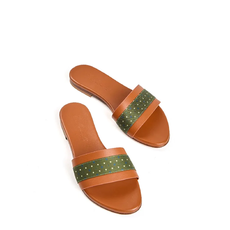 Men's sandals in a neutral color like black or brown Men's sandals in a neutral color like black or brown SIGNATURE ICONOGRAPHIC FLAT SANDAL Men's sandals in a neutral color like black or brown Men's sandals in a neutral color like black or brown SIGNATURE ICONOGRAPHIC FLAT SANDAL