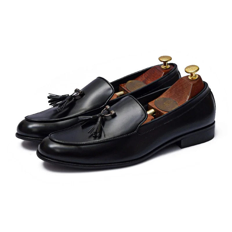 Men's loafers with a perforated leather upper for ventilation Men's loafers with a perforated leather upper for ventilation RHINO | BLACK METAL TASSEL SLIP-ON Men's loafers with a perforated leather upper for ventilation Men's loafers with a perforated leather upper for ventilation RHINO | BLACK METAL TASSEL SLIP-ON