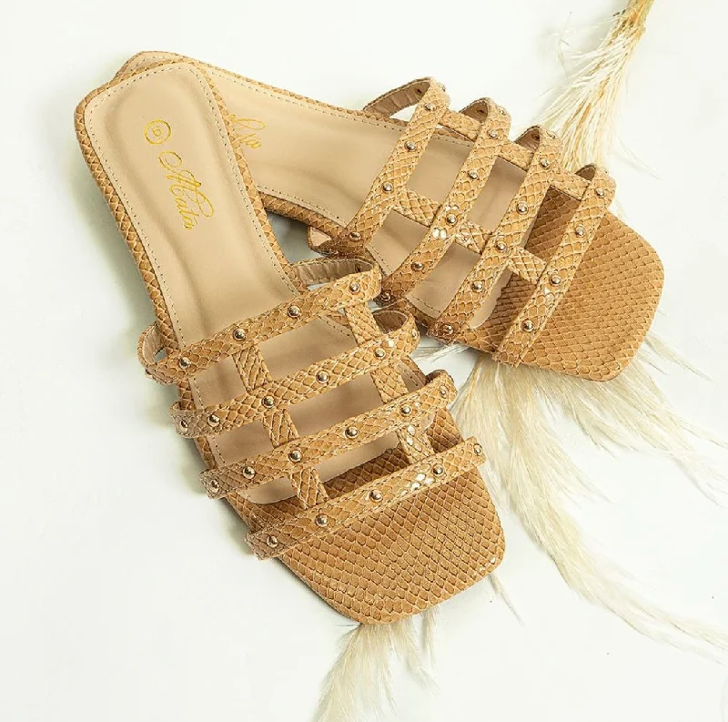 Men's sandals in a neutral color like black or brownMen's sandals in a neutral color like black or brownShop it Men's sandals in a neutral color like black or brownMen's sandals in a neutral color like black or brownShop it
