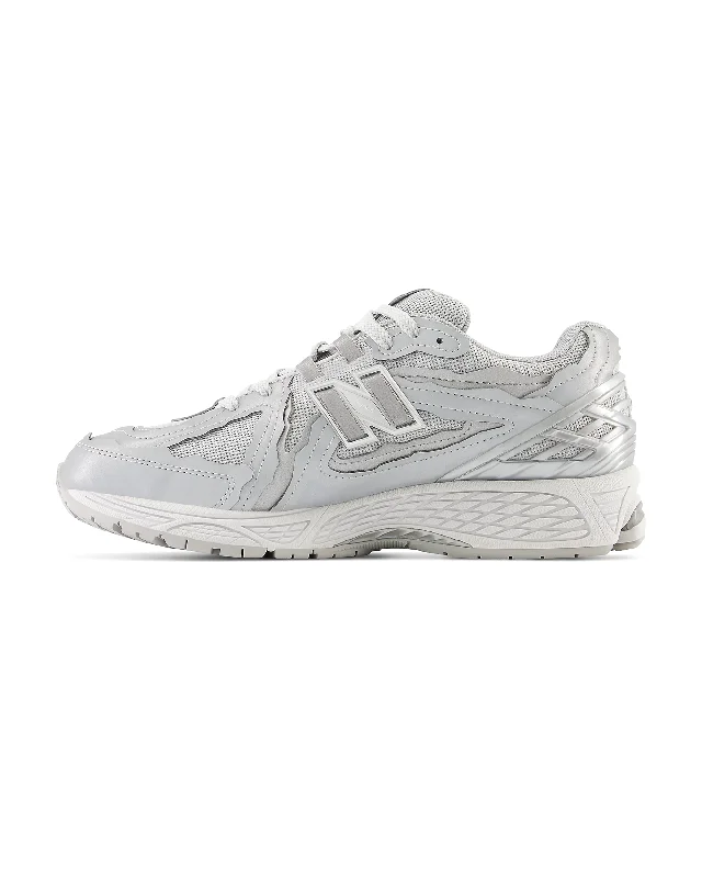 Men's soccer - inspired sneakers with a studded sole1906D Protection Pack - Silver