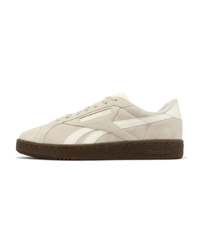 Men's breathable mesh running sneakers with reflective detailsClub C Grounds Uk - Stucco / Chalk Men's breathable mesh running sneakers with reflective detailsClub C Grounds Uk - Stucco / Chalk