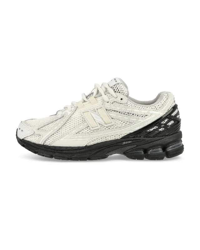 Men's running sneakers with shock - absorbing solesNew Balance 1906R - White / Black Men's running sneakers with shock - absorbing solesNew Balance 1906R - White / Black