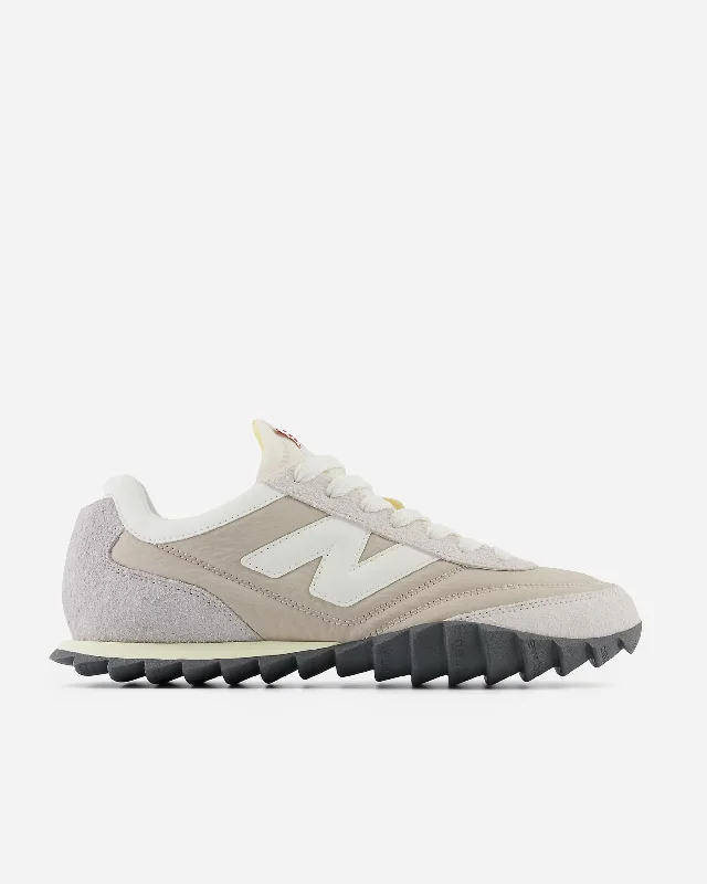Men's minimalist sneakers with a simple designRC30