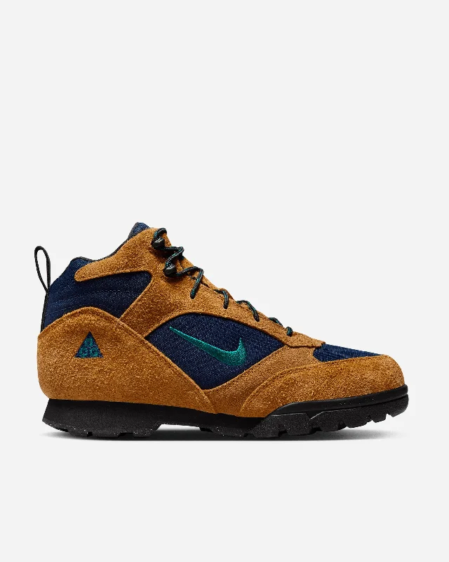 Men's soccer - inspired sneakers with a studded soleACG Torre Mid