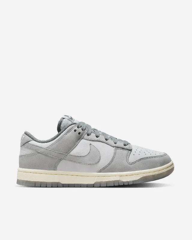 Men's soccer - inspired sneakers with a studded soleDunk Low