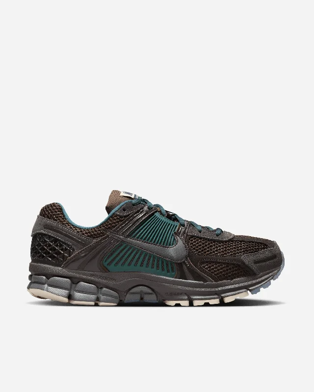 Men's casual leather sneakers with a distressed finishZoom Vomero 5