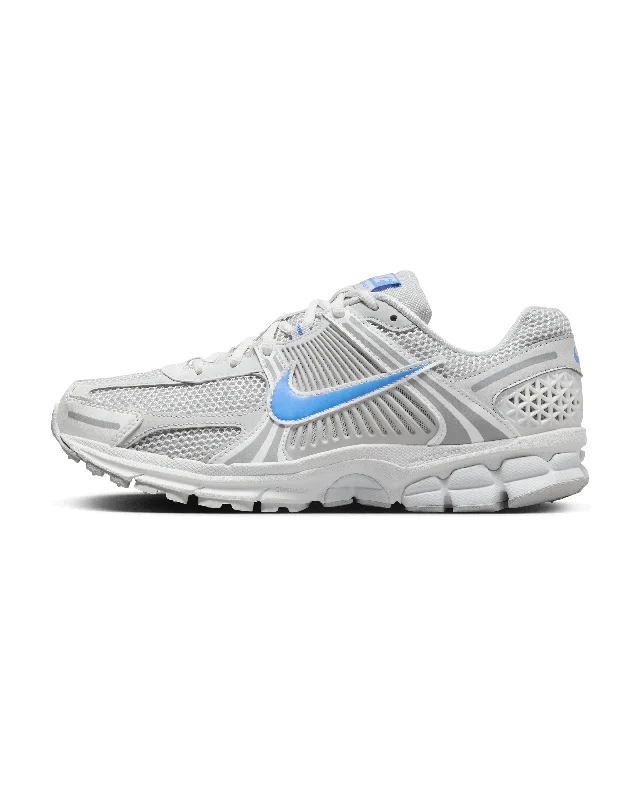 Men's casual leather sneakers with a distressed finishZOOM VOMERO 5 - Soft Grey / University Blue Men's casual leather sneakers with a distressed finishZOOM VOMERO 5 - Soft Grey / University Blue